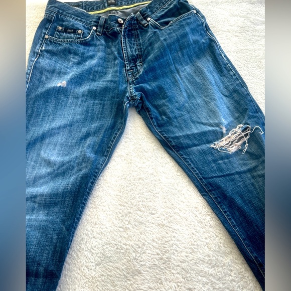 HUGO BOSS Sz 35 Mens Mid-rise Medium Wash  Distressed Comfort Fit Jeans - Picture 1 of 16